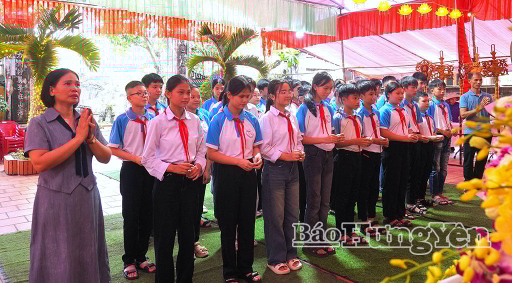 សិស្សានុសិស្ស​នៃ​អនុវិទ្យាល័យ​អាន​ខេ អុជ​ធូប​ក្នុង​ពិធីបុណ្យ​ប្រពៃណី​នៃ​គេហដ្ឋាន​ឃុំ​ហៀប​ឡាក់។