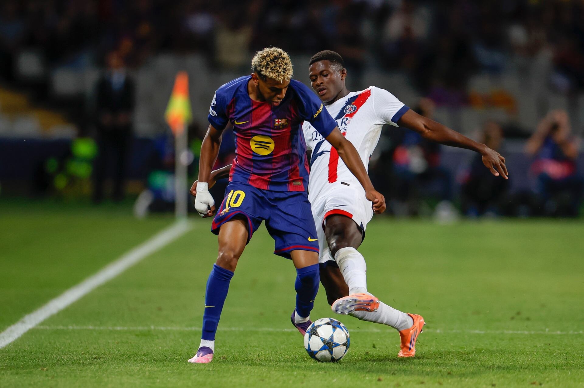 EFE - Lamine Yamal Nuno Mendes Barca PSg.jpg