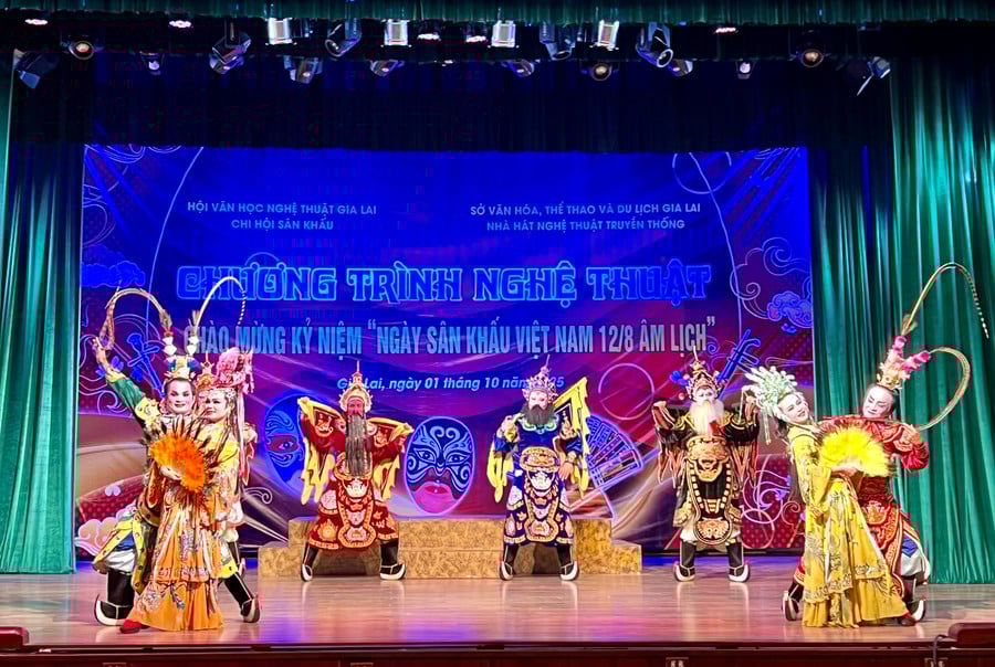 cac-dien-vien-nghe-nhan-dan-dung-bieu-dien-tiet-muc-mua-trinh-tuong.jpg