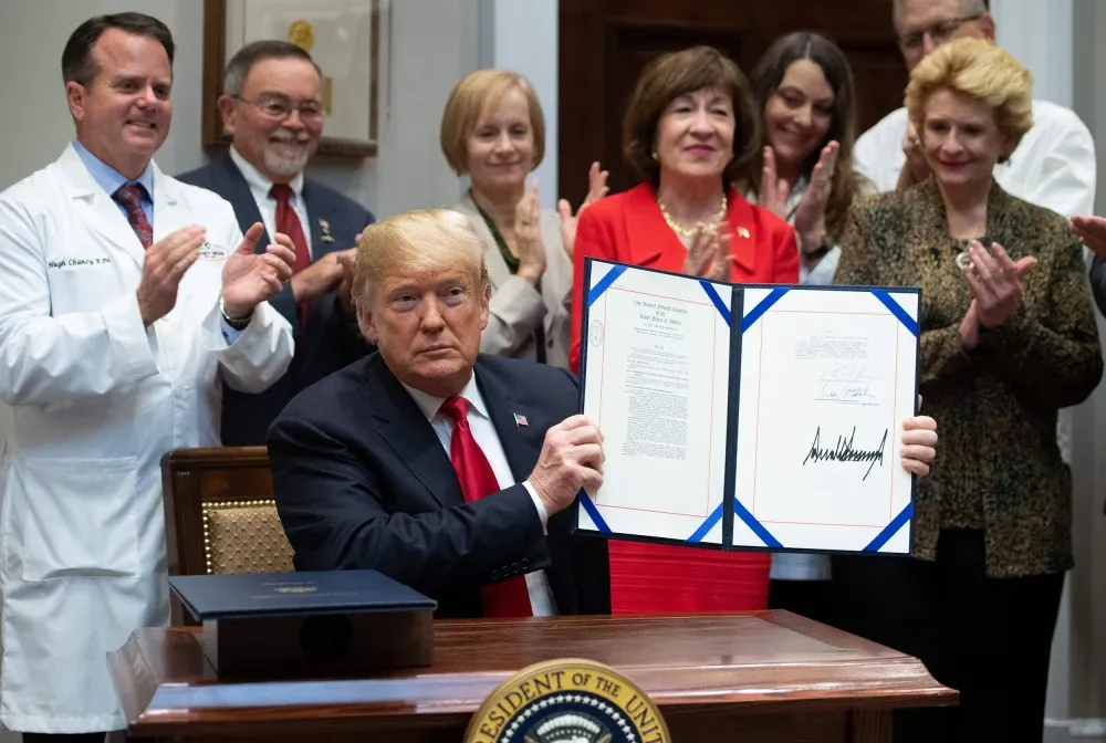Người Mỹ sắp được mua thuốc giá rẻ trên website gắn với tên Tổng thống Trump- Ảnh 1.