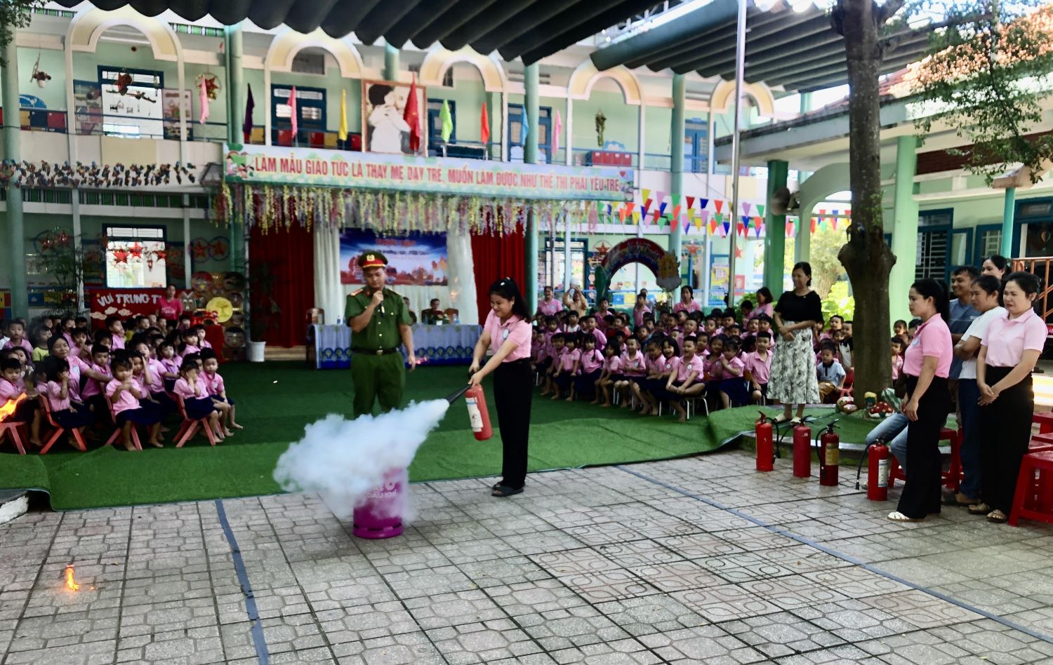 ក្រុមពន្លត់អគ្គិភ័យ និងសង្គ្រោះតំបន់៣ នាយកដ្ឋាននគរបាលបង្ការ និងពន្លត់អគ្គីភ័យ - នគរបាលខេត្ត Khanh Hoa បានផ្សព្វផ្សាយពីរបៀបដោះស្រាយភ្លើងឆេះ និងការផ្ទុះដល់គ្រូបង្រៀននៃសាលាមត្តេយ្យ Van Luong (ឃុំ Van Ninh) ។