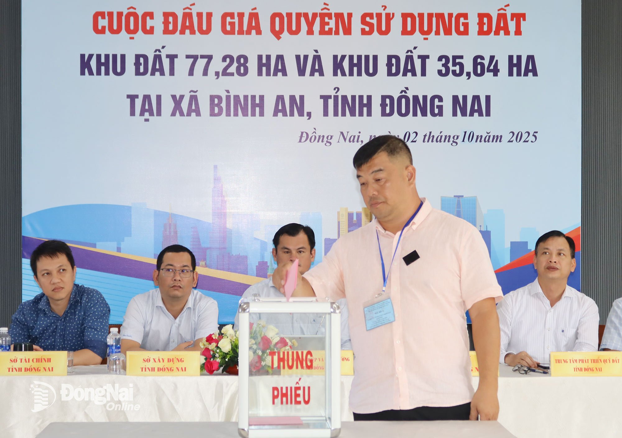 Khách hàng bỏ phiếu đấu giá khu đất hơn 35ha. Ảnh: Hoàng Lộc
