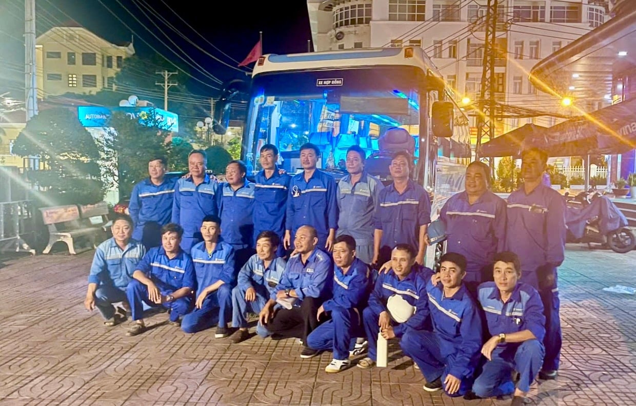 ក្រុមការងារបានត្រៀមខ្លួនរួចរាល់ហើយដើម្បីបន្តបេសកកម្ម និងចែករំលែកការលំបាកជាមួយសហការីនៅតំបន់ VNPT Ha Tinh។