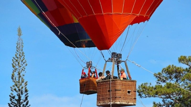 Lam Dong Hot Air Balloon & Arts Festival 2025 នាំមកនូវបទពិសោធន៍ដ៏គួរឱ្យរំភើបជាច្រើនដល់អ្នកទស្សនា។ (រូបភាព៖ គណៈកម្មការរៀបចំ)