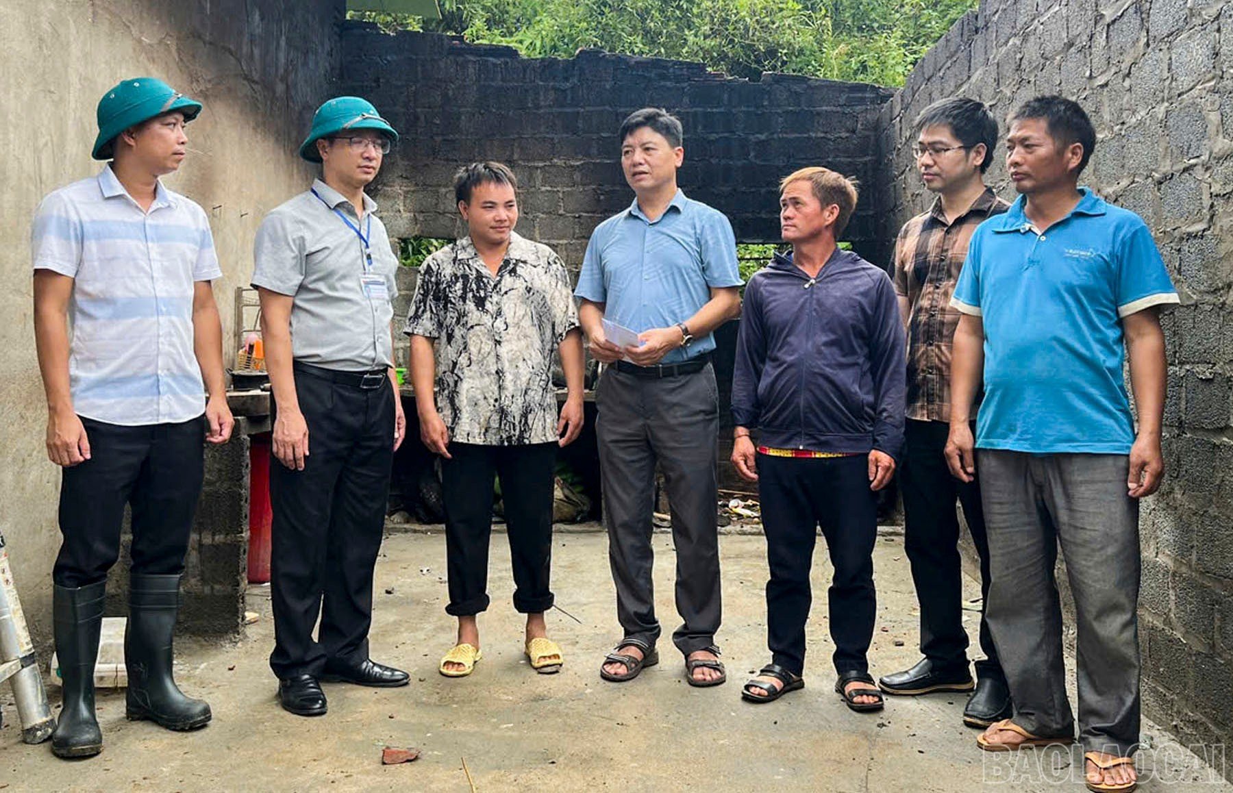baolaocai-br_tham-hoi-dong-vien-va-trao-ho-tro-cho-gia-dinh-anh-gi-a-sa-thon-ban-lau.jpg