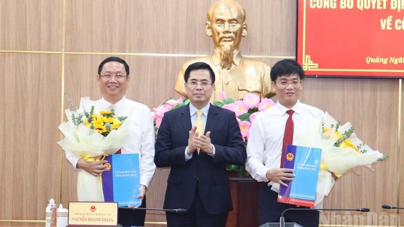 ប្រធានគណៈកម្មាធិការប្រជាជនខេត្ត លោក Nguyen Hoang Giang បានធ្វើបទបង្ហាញសេចក្តីសម្រេចអនុម័តរបស់នាយករដ្ឋមន្ត្រី និងជូនកម្រងផ្កាអបអរសាទរអនុប្រធានថ្មីនៃគណៈកម្មាធិការប្រជាជនខេត្តអាណត្តិ ២០២១-២០២៦ ជូនចំពោះសមមិត្ត Nguyen Cong Hoang និង Do Tam Hien។