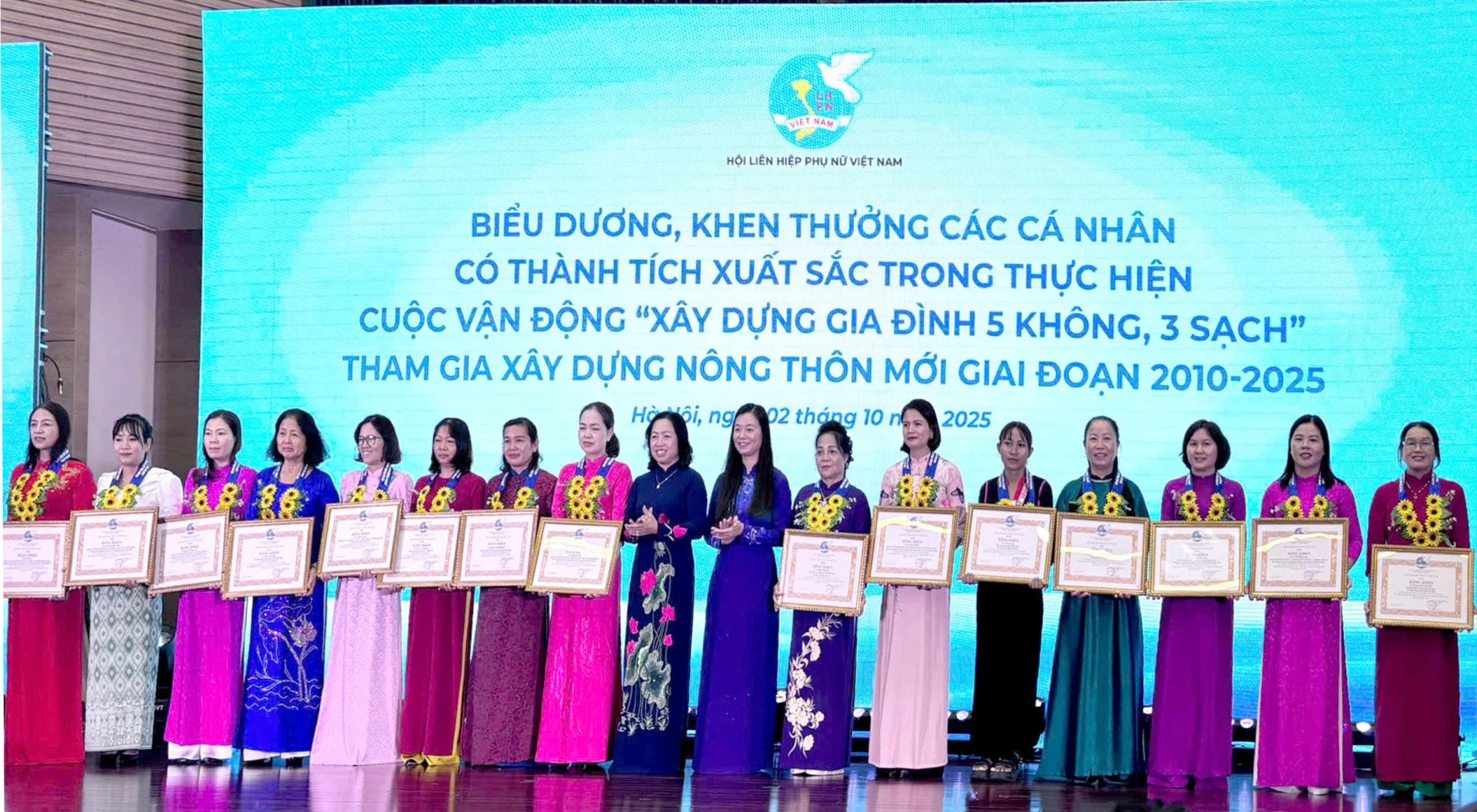 លោកស្រី ង្វៀន ធីនិញ (ទី៦ ពីឆ្វេង) បានទទួលប័ណ្ណសរសើរក្នុងពិធី។