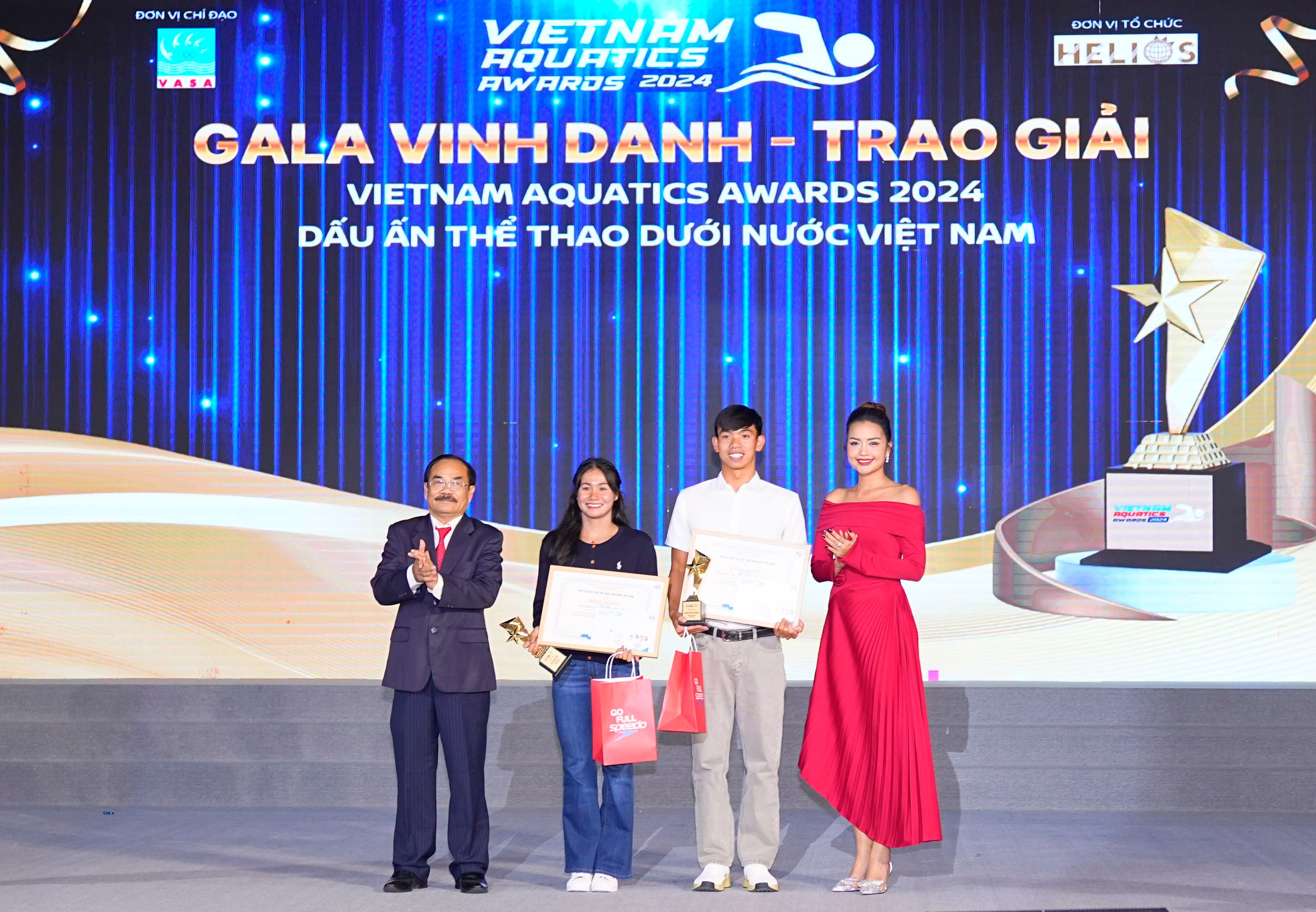 Kình ngư Nguyễn Huy Hoàng, Mỹ Tiên là VĐV bơi xuất sắc nhất năm 2024- Ảnh 1.