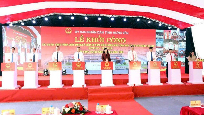 Para pemimpin kementerian pusat, cabang dan provinsi Hung Yen menekan tombol untuk memulai proyek pembangunan Rumah Sakit Umum Thai Binh.