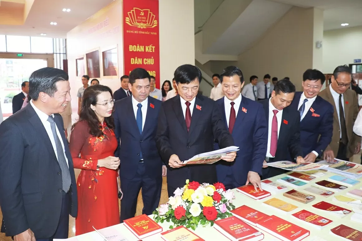 Chủ nhiệm Ủy ban Kiểm tra Trung ương Nguyễn Duy Ngọc (thứ tư từ trái qua) cùng lãnh đạo tỉnh Bắc Ninh thăm quan khu vực trưng bày thành tựu kinh tế - xã hội của tỉnh nhiệm kỳ 2020-2025. (Nguồn: Đảng Cộng sản)