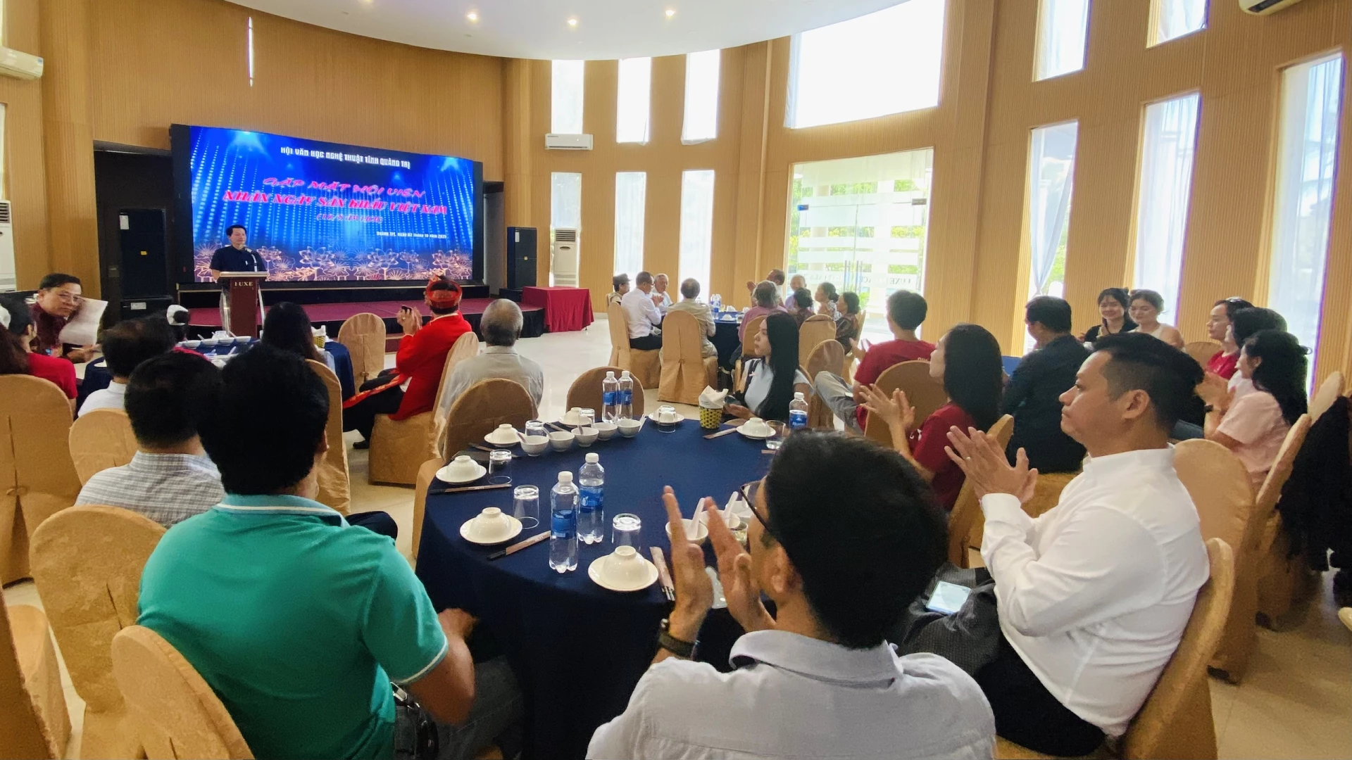ទិវា​ឆាក​វៀតណាម​ជា​ឱកាស​សម្រាប់​សិល្បករ​រំលឹក​ដល់​បុព្វការី​ជន បង្ហាញ​ការ​ដឹងគុណ​ចំពោះ​អ្នក​កាន់​តំណែង​មុន និង​ទស្សនិកជន - រូបភាព៖ T.L