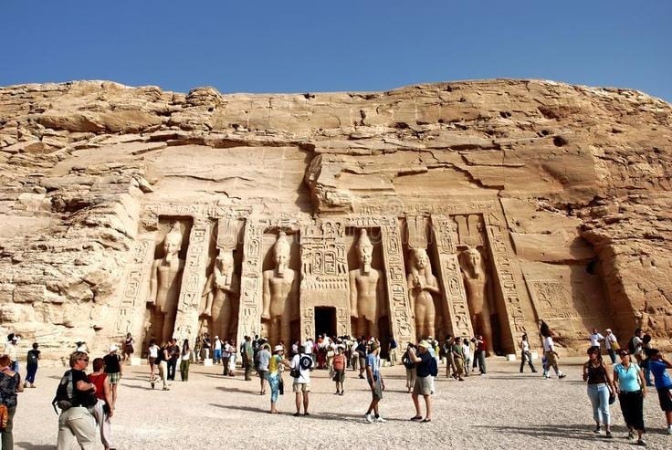 Thu hút du khách toàn cầu. Ngày nay, Abu Simbel là một trong những điểm đến nổi tiếng nhất của Ai Cập, thu hút hàng triệu du khách mỗi năm. Ảnh: Pinterest.