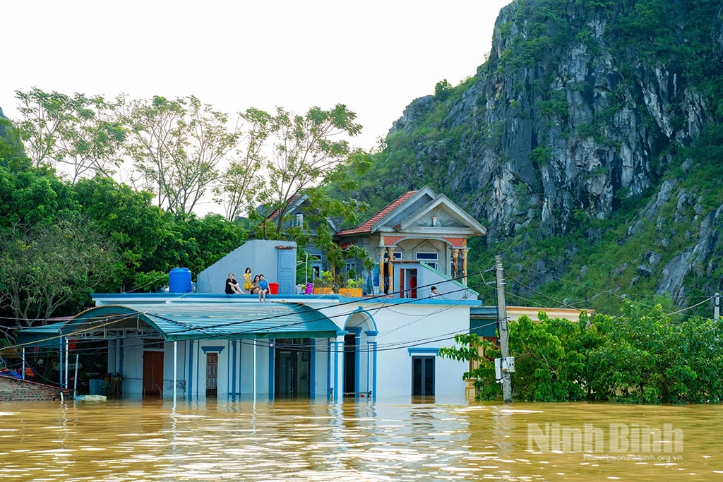 ទឹក​ជំនន់​ដែល​ហក់​ឡើង​បាន​ធ្វើ​ឱ្យ​ដាច់​ដោយ​ឡែក​ផ្ទះ​ជា​ច្រើន​គ្រួសារ​នៅ​ភូមិ Kenh Ga ឃុំ Gia Vien។