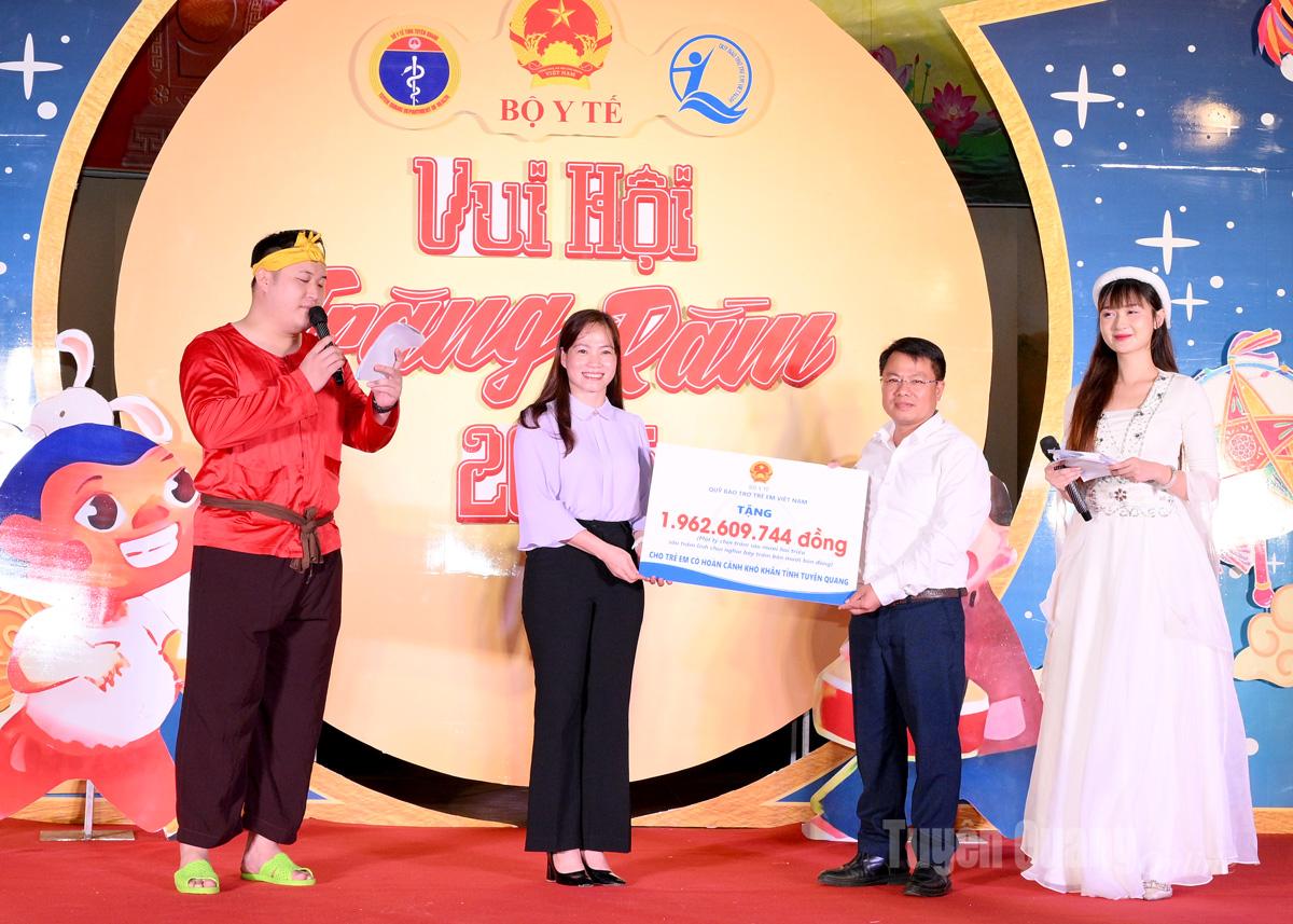លោកស្រី Nguyen Thi Hien នាយករងមូលនិធិកុមារវៀតណាមបានប្រគល់ថវិកាជិត២ពាន់លានដុងដល់មជ្ឈមណ្ឌលការងារសង្គម និងមូលនិធិកុមារខេត្ត Tuyen Quang។