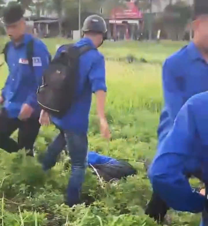 An 11th grade male student of Phan Boi Chau High School, Hai Phong City was beaten up and collapsed at the scene.