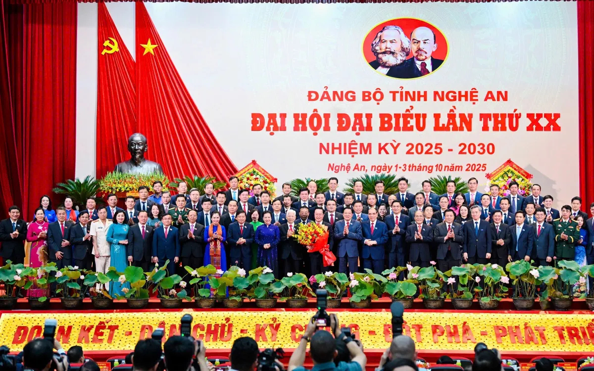 Đồng chí Phan Đình Trạc - Ủy viên Bộ Chính trị, Bí thư Trung ương Đảng, Trưởng ban Nội chính Trung ương tặng hoa chúc mừng Ban Chấp hành Đảng bộ tỉnh Nghệ An khóa XX, nhiệm kỳ 2025 - 2030. Ảnh: Văn Lang.