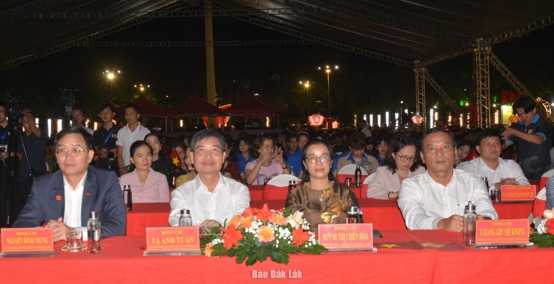 Các đồng chí lãnh đạo tỉnh tham dự chương trình.