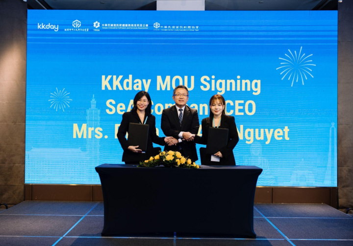 តំណាងក្រុមហ៊ុន SeaA Travel និង KKday បានចុះហត្ថលេខាលើអនុស្សរណៈនៃការយោគយល់គ្នា។ (រូបថត៖ KKday)