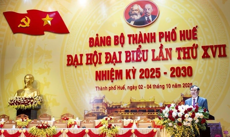 Member of the Party Central Committee, Secretary of the City Party Committee, Chairman of the People's Council of Hue City Le Truong Luu spoke at the preparatory session.