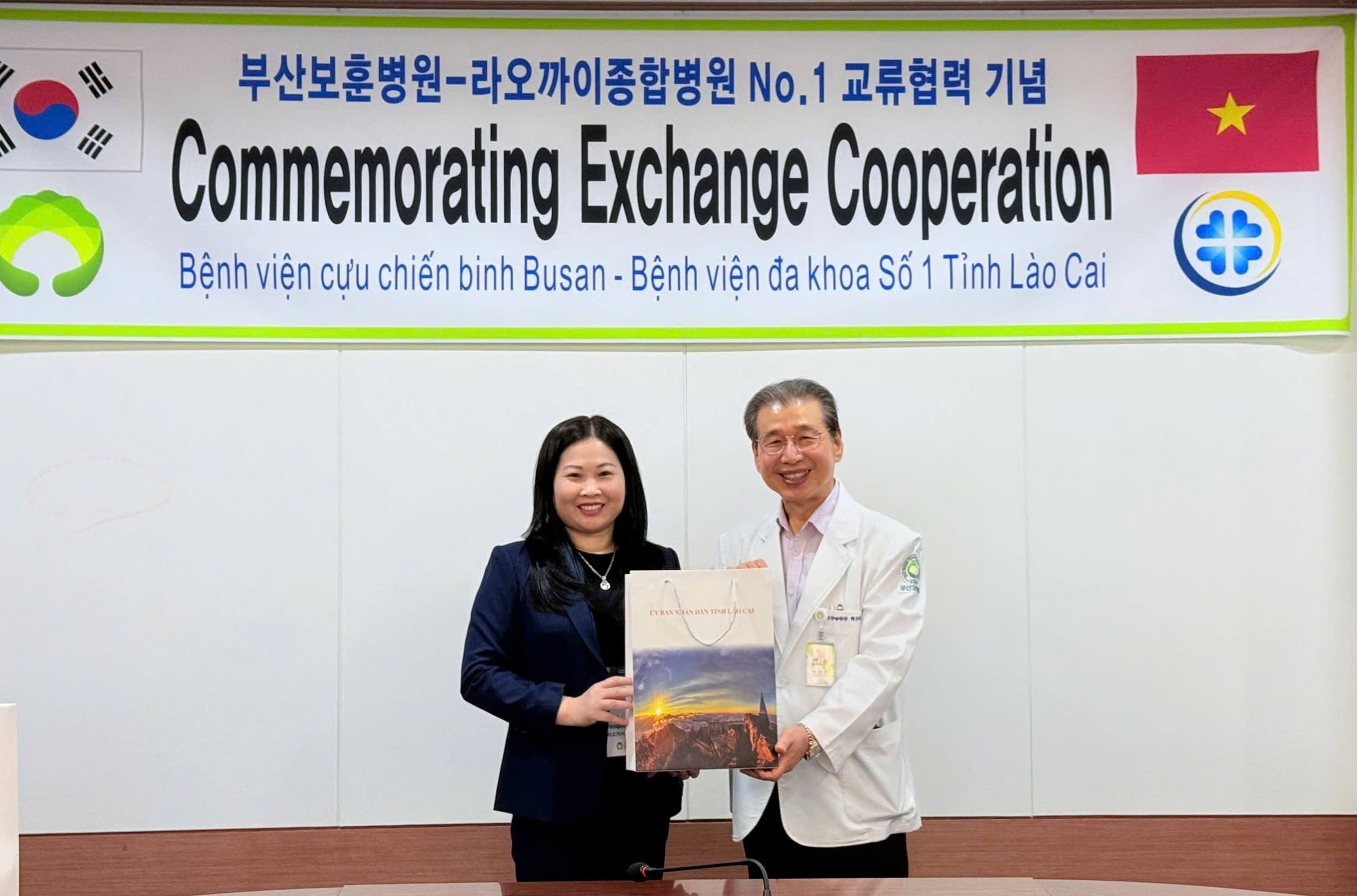 Lãnh đạo Bệnh viện Veterans Busan tặng quà Đoàn công tác tỉnh Lào Cai.