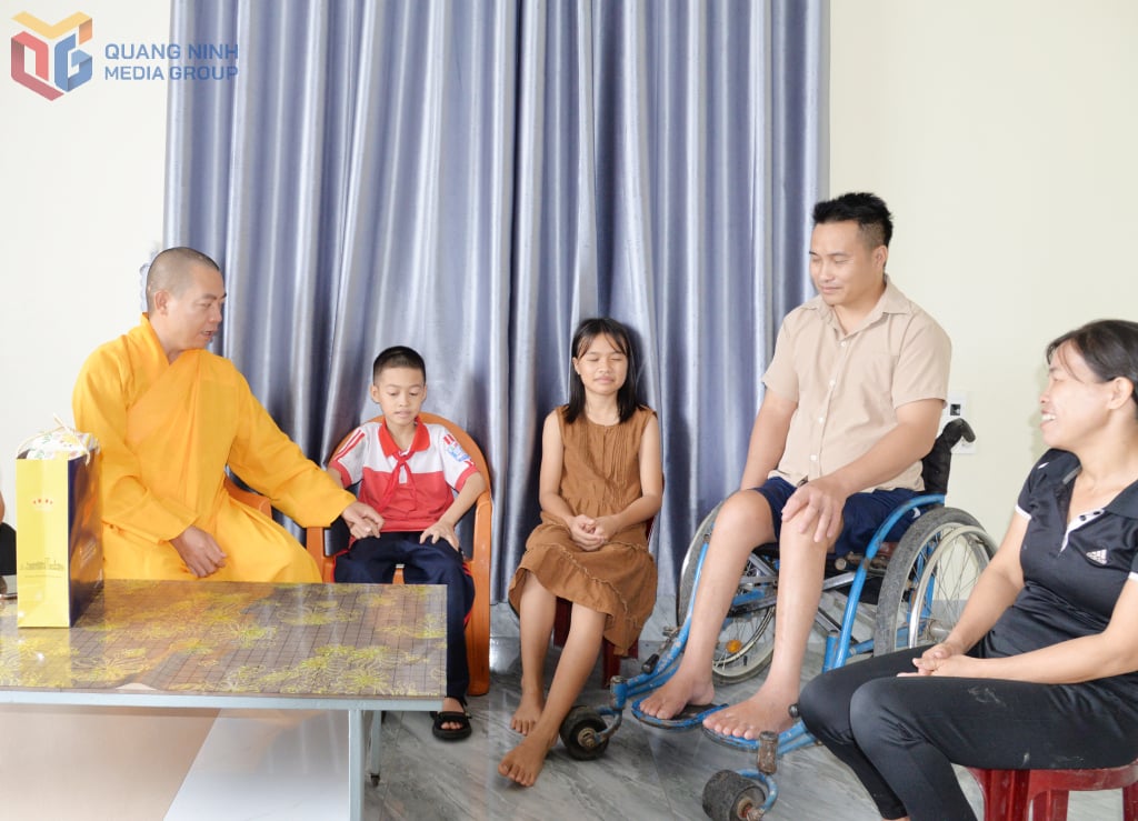 Trụ trì chùa Vân Phong đến thăm, tặng quà, động viên gia đình cháu Bùi Minh Sáng nhân dịp  gần Tết Trung thu.