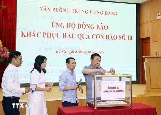 ttxvn-van-phong-trung-uong-to-chuc-quyen-gop-ung-ho-dong-bao-khac-phuc-hau-qua-con-bao-so-10-2.jpg