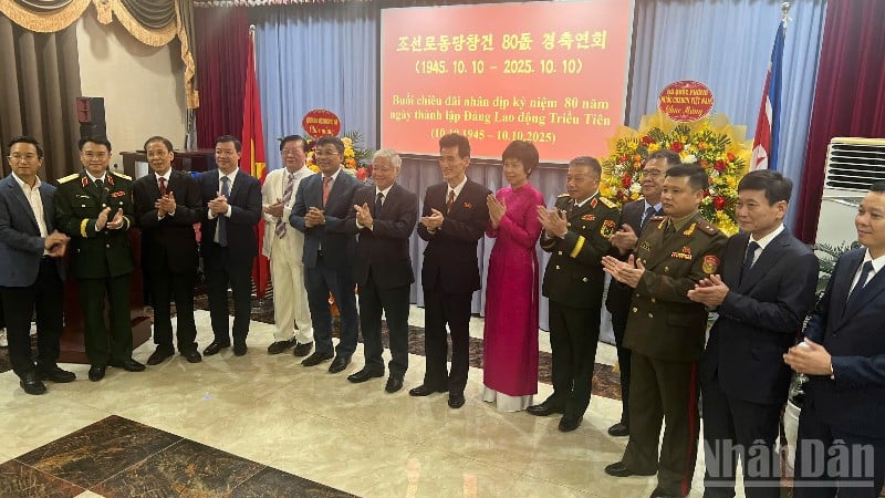 Đại diện hai nước chụp ảnh tại buổi chiêu đãi.
