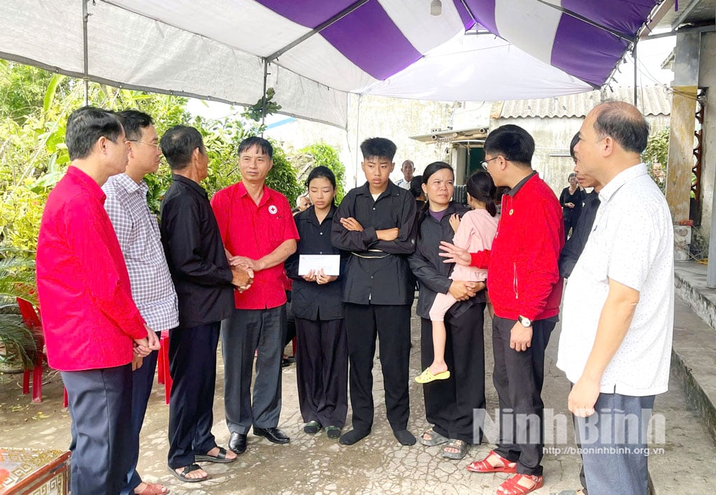 Delegasi mengunjungi dan memberi semangat kepada keluarga korban Nguyen Thi Kieu di zona 2, komune Hai Thinh.