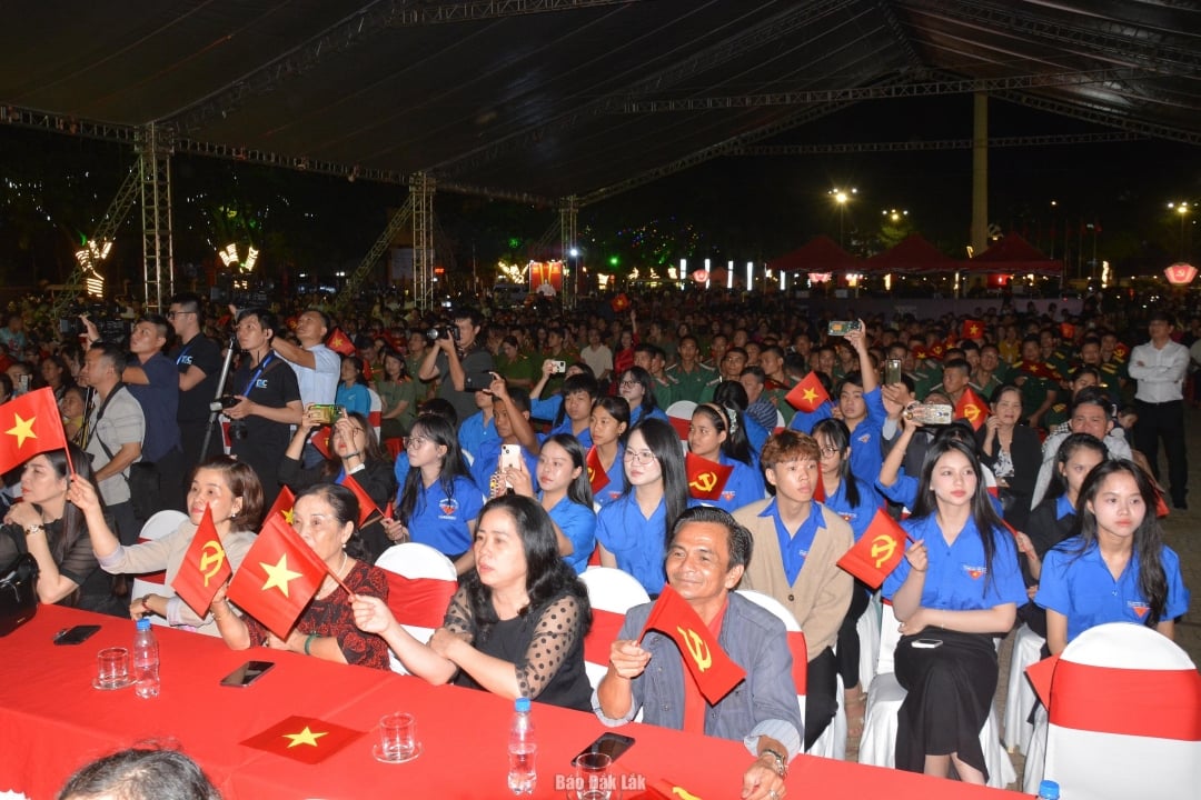 Đông đảo đoàn viên thanh niên, khán giả đến theo dõi chương trình.
