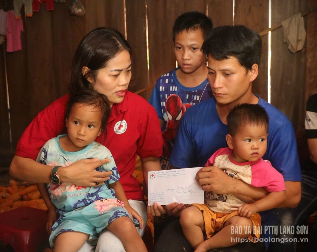 Leaders of the Provincial Red Cross Society encouraged and gave gifts to support the family of Mr. Ma Van Sao, Suoi Phay village, Quan Son commune.