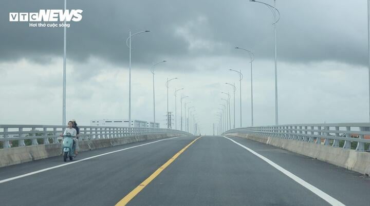 Tra Ly Bridge across Tra Ly River, part of the coastal road through the province, has been completed and put into use on schedule.