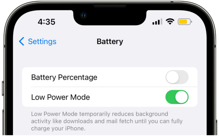 Zapnutí režimu nízké spotřeby energie na iPhonu během nabíjení snižuje aktivity na pozadí, jako jsou aktualizace aplikací, vizuální efekty nebo stahování e-mailů, takže se upřednostňuje větší spotřeba energie pro baterii, nikoli pro systém. (Foto: Macrumors)