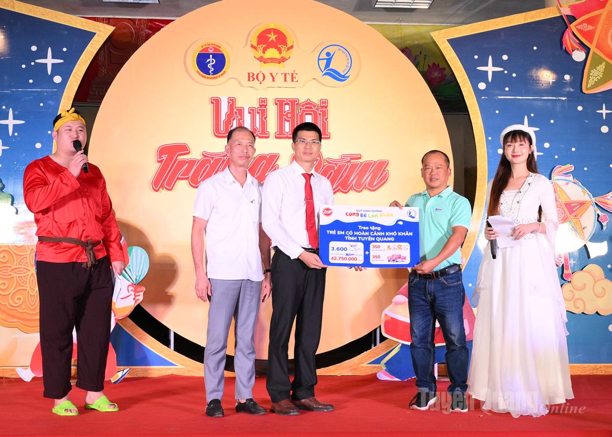 សហគ្រាសផ្តល់អំណោយដល់សិស្សសាលាបឋមសិក្សា និងអនុវិទ្យាល័យ Trung Son។