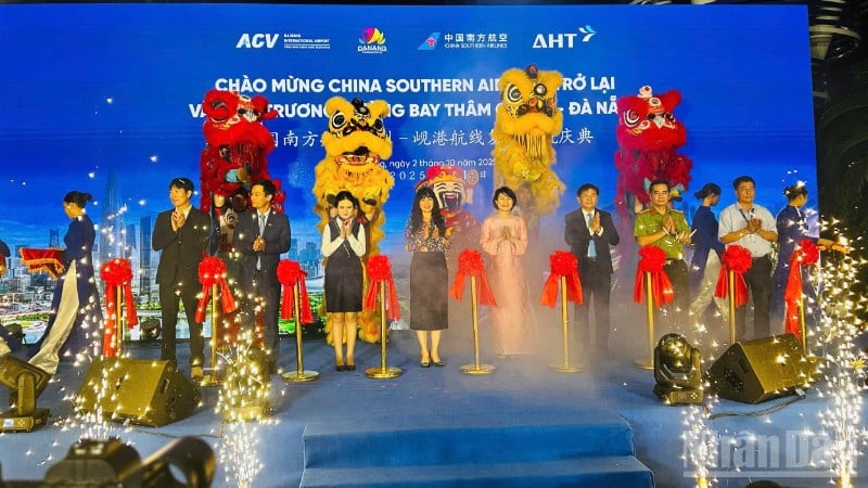 គណៈប្រតិភូធ្វើពិធីបើកការហោះហើរជើងហោះហើរ Shenzhen (ចិន) - Da Nang (វៀតណាម)។ (រូបថត៖ ANH DAO)