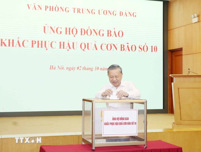 ttxvn-van-phong-trung-uong-to-chuc-quyen-gop-ung-ho-dong-bao-khac-phuc-hau-qua-con-bao-so-10-1.jpg