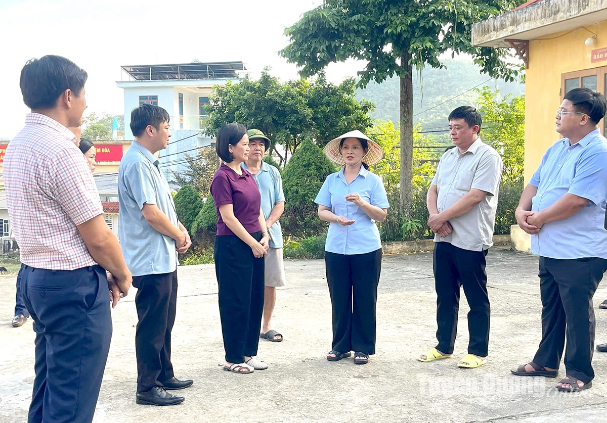 Đồng chí Phó Chủ tịch UBND tỉnh Vương Ngọc Hà kiểm tra tình hình ngập lụt tại Trường Phổ thông Dân tộc nội trú THCS và THPT Chiêm Hóa.