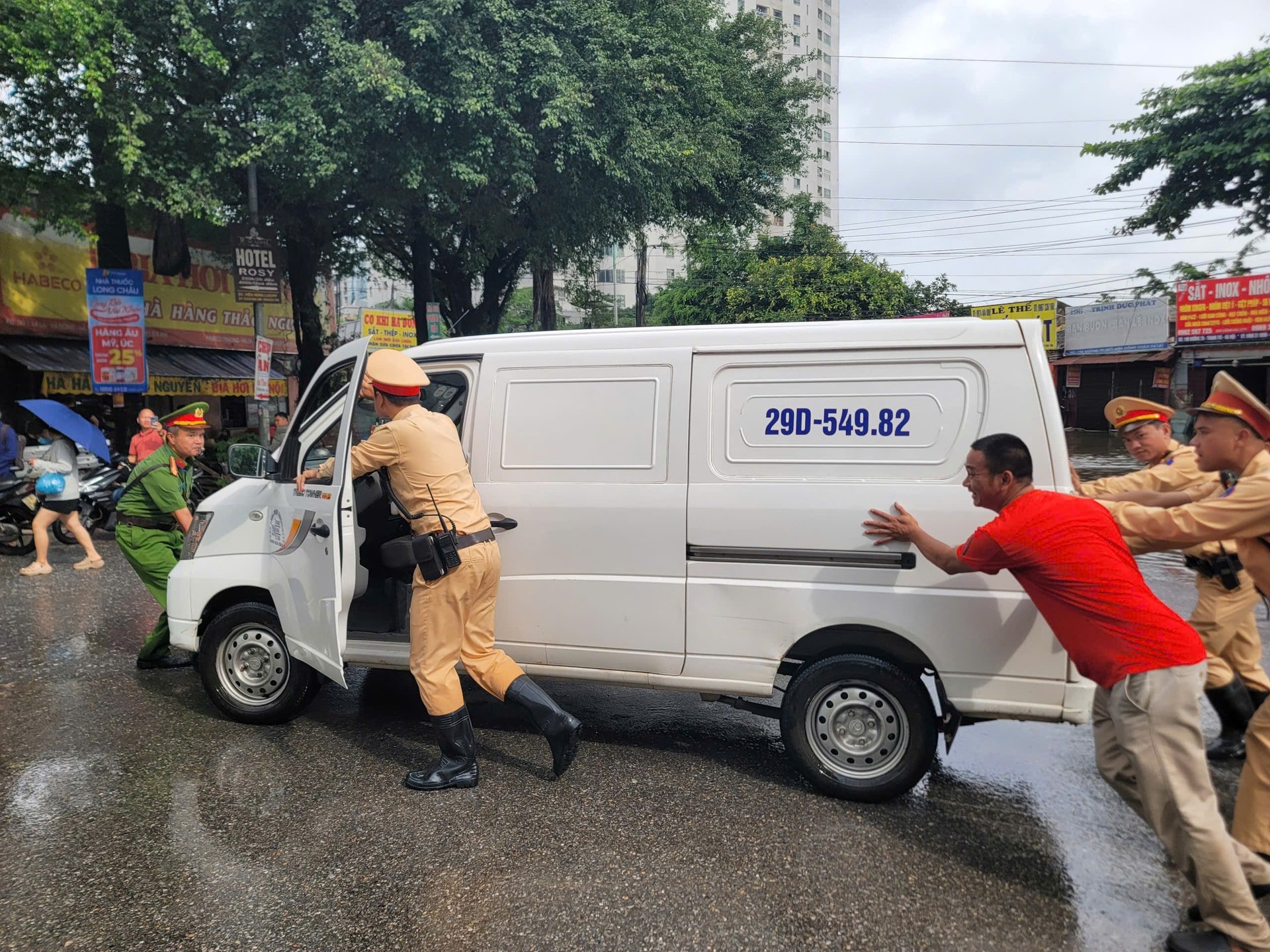La policía de tránsito, la policía de barrio y los residentes retiran sus vehículos de las zonas inundadas. Foto: MH