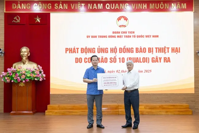 Chủ tịch Ủy ban Trung ương MTTQ Việt Nam Đỗ Văn Chiến tiếp nhận ủng hộ.jpg
