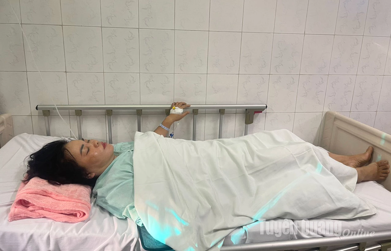 Teacher Hoang Thi Kim Oanh had a traffic accident while helping people escape the flood and is being treated at the hospital.