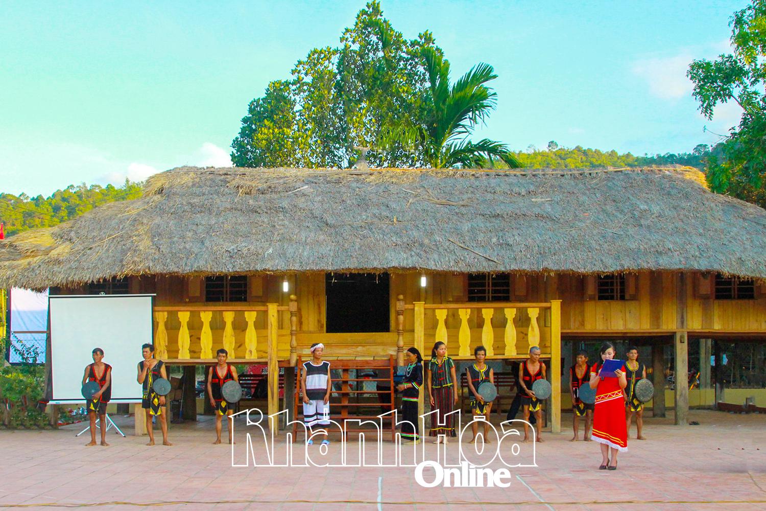ផ្ទះប្រពៃណីរបស់ភូមិ Hon Dung ជាកន្លែងដែលសកម្មភាពវប្បធម៌សហគមន៍របស់ប្រជាជនក្នុងតំបន់តែងតែប្រព្រឹត្តទៅ។