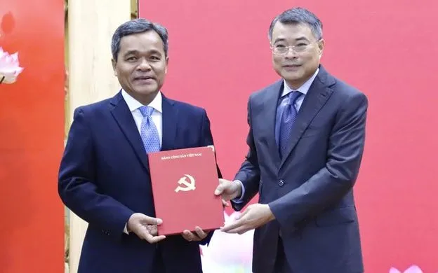 Ủy viên Bộ Chính trị, Trưởng Ban Tổ chức Trung ương Lê Minh Hưng trao quyết định cho tân Bí thư Tỉnh ủy Quảng Ngãi Hồ Văn Niên (Ảnh: NLĐ)