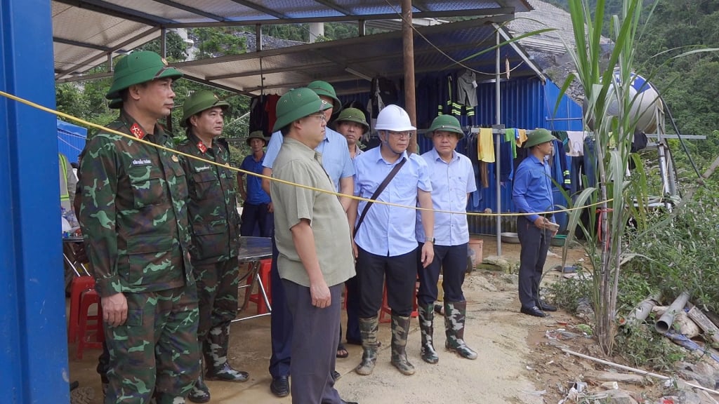 លេខាបក្សខេត្ត Quan Minh Cuong បានចុះពិនិត្យកន្លែងកើតហេតុទឹកជំនន់ភ្លាមៗនៅឃុំ Duc Long។