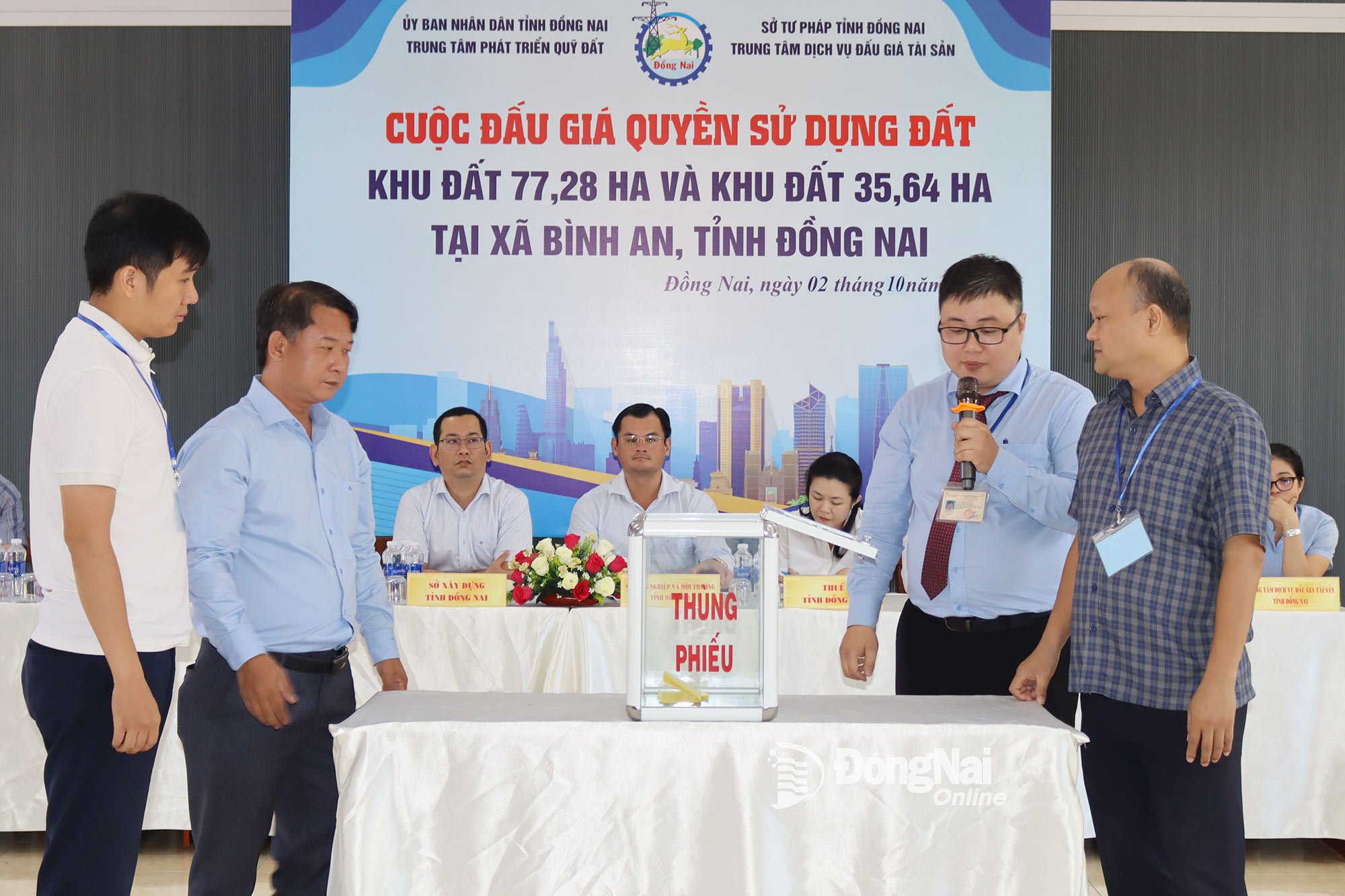 Đại diện các khách hàng tham gia đấu giá khu đất hơn 77ha cùng kiểm phiếu. Ảnh: Hoàng Lộc
