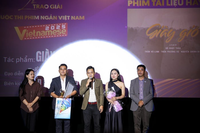 Báo Thanh Niên trao giải cuộc thi phim ngắn Vietnamese 2025   - Ảnh 2.