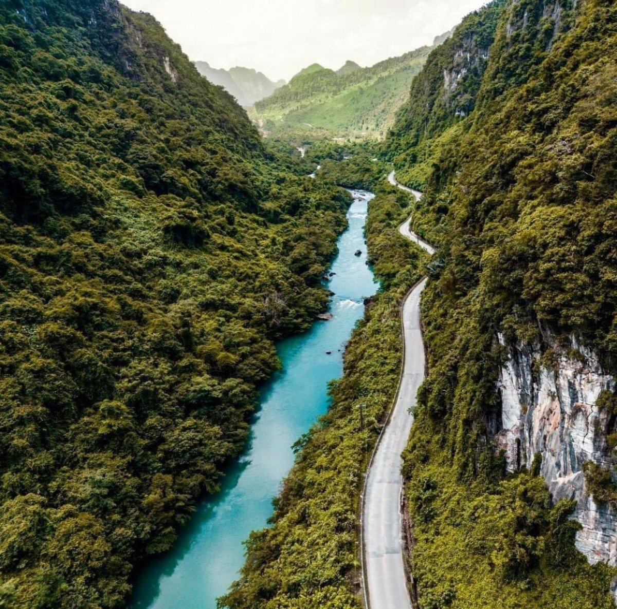 Road in Vietnam causes surprise in British newspaper - Photo 4.