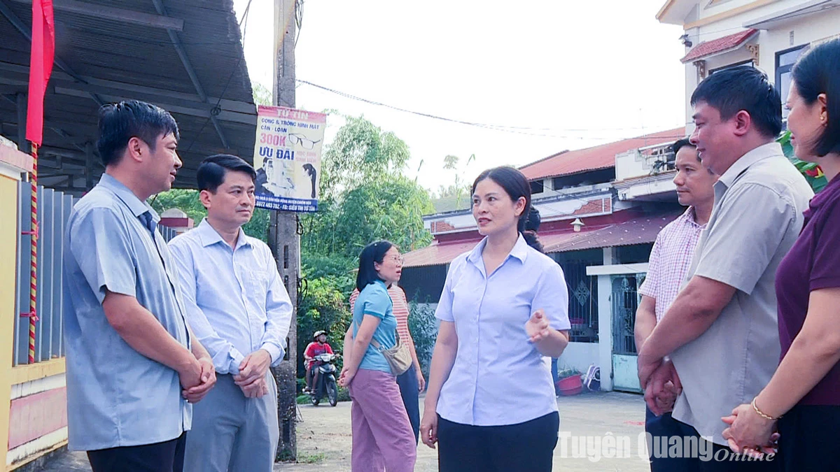 Đồng chí Vương Ngọc Hà, Ủy viên Ban Thường vụ Tỉnh ủy, Phó Chủ tịch UBND tỉnh kiểm tra tình hình ngập lụt tại Trường Phổ thông Dân tộc nội trú THCS và THPT Chiêm Hóa.