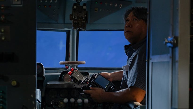 Đạo diễn Hàm Trần bên trong khoang máy bay. (Ảnh: Galaxy Studio)