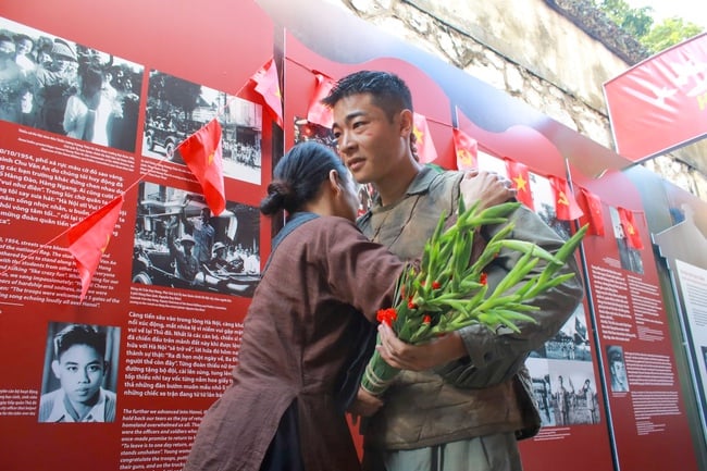 Ôn lại lịch sử hào hùng Ngày Giải phóng Thủ đô qua trưng bày “Vang mãi khúc khải hoàn” - Ảnh 7.