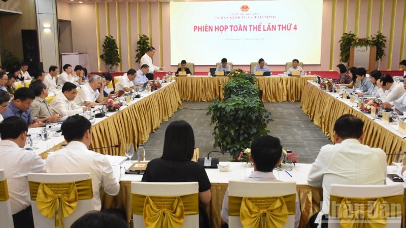 Panorama of the opening plenary session of the National Assembly's Economic and Financial Committee. (Photo: ANH DAO)