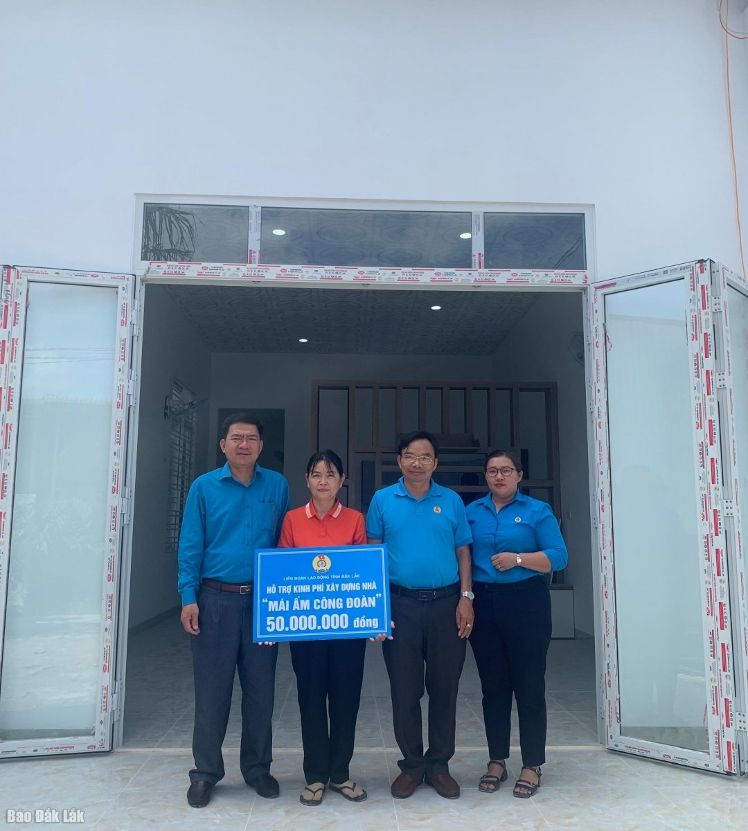 សមាជិកសហជីព Nguyen Thi Ha បានទទួលជំនួយហិរញ្ញវត្ថុពីសហព័ន្ធការងារខេត្ត។